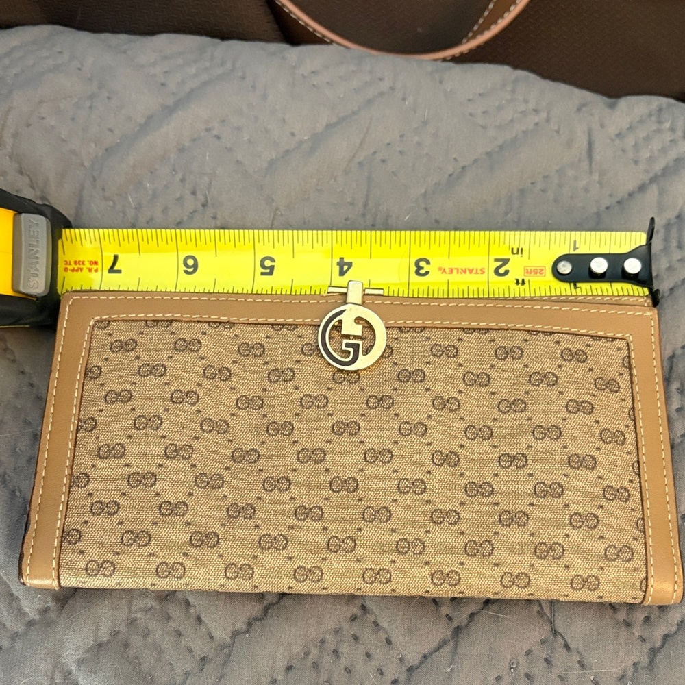 Vintage 1980’s Gucci Beige and Brown Logo wallet